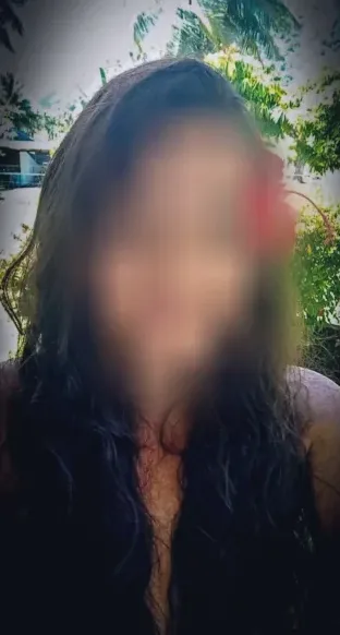 Emina, 40