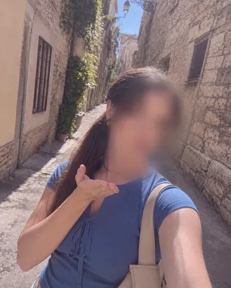 Lara, 26